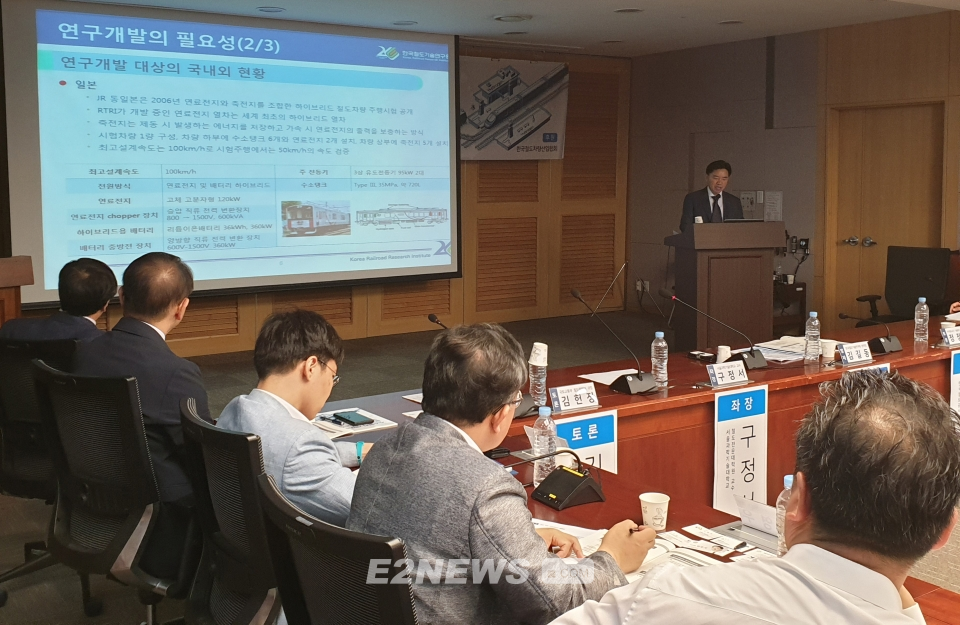▲김길동 한국철도기술연구원 스마트전기신호본부장이 발제를 진행하고 있다.