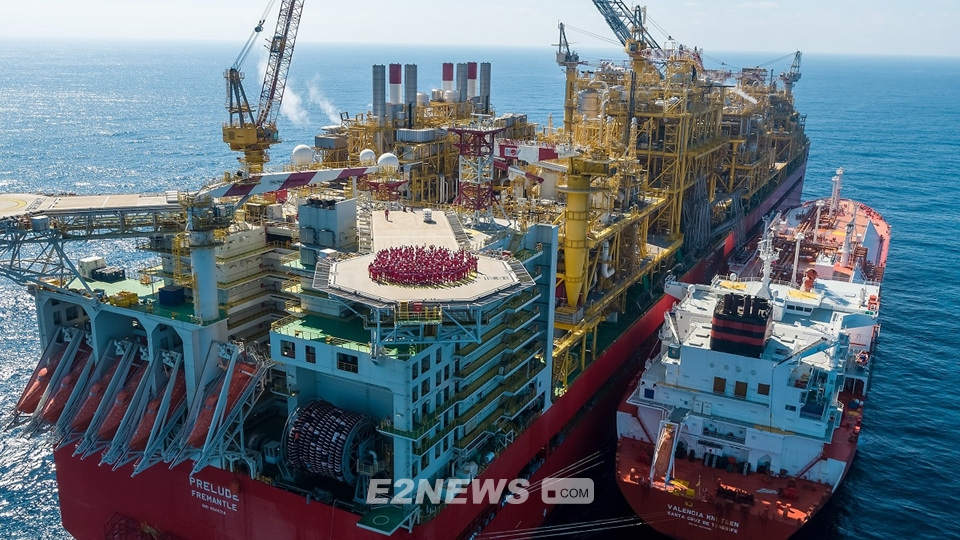 ▲가스공사가 지분참여하고 있는 호주 프렐류드 사업의 FLNG 상업운전이 본격적으로 시작돼 첫 LNG 생산에 이어 선적이 완료됐다.