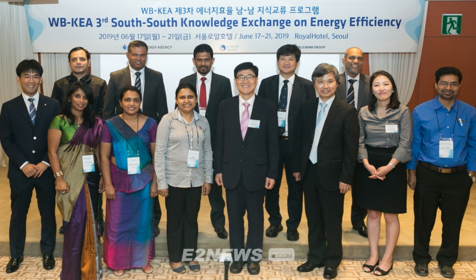 ▲‘WB-KEA 에너지효율 남-남 지식교류 프로그램’에 오대균 에너지공단 기후대응이사(앞줄 오른쪽 4번째)와 참가자들이 단체사진을 촬영하고 있다.