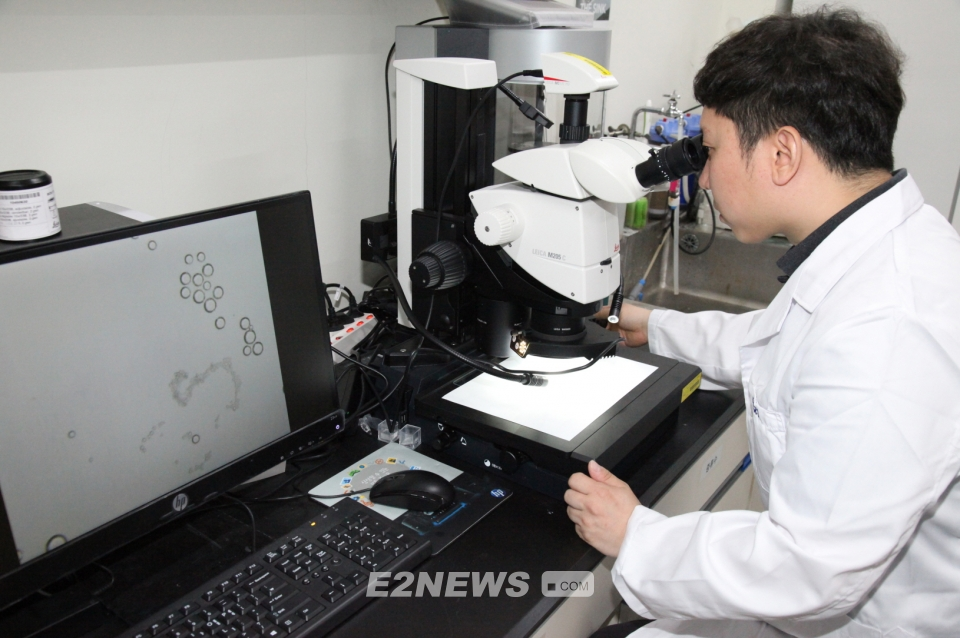 ▲박찬우 박사가 미세수중로봇을 현미경으로 확인하고 있다.