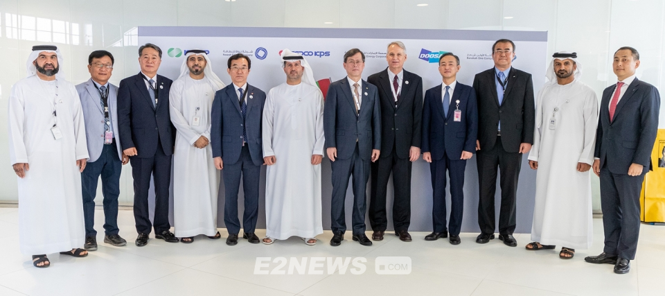 ▲정재훈 한수원 사장(왼쪽 일곱번째)이 UAE원전 정비사업 계약을 체결하고 관계자들과 기념촬영을 하고 있다. 왼쪽 여섯번째가 모하메드 알 하마디 ENEC CEO, 여덟번째가 마크 레드먼 나와(Nawah Energy) CEO이다.