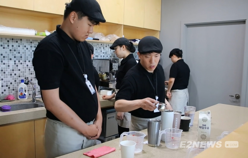 ▲행복키움에서 고용한 카페 직원들이 업무를 보고 있다.
