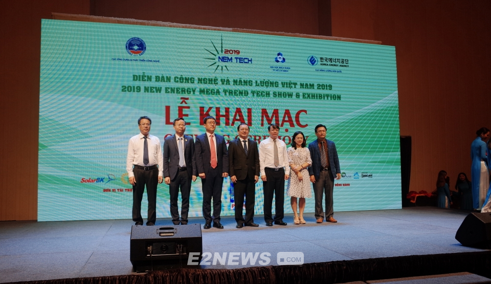 ▲이상훈 신재생에너지센터 소장(좌 세 번째)이 NEM TECH 2019에서 관계자들과 기념촬영을 하고 있다.
