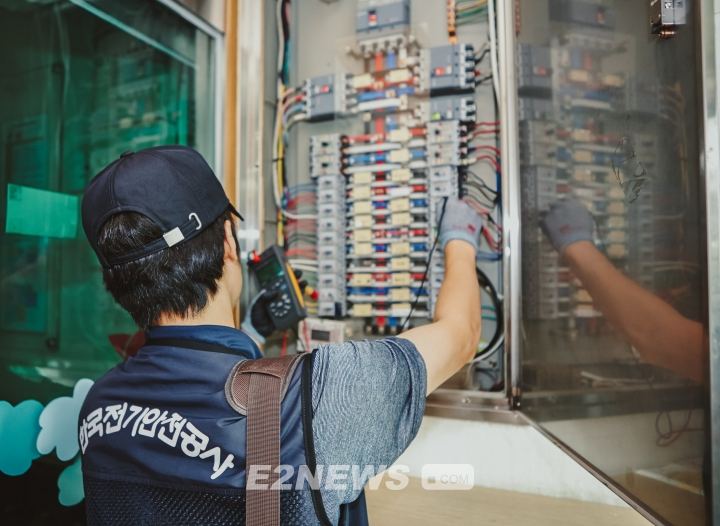 ▲전기안전공사 직원이 장마철 취약개소를 점검하고 있다.