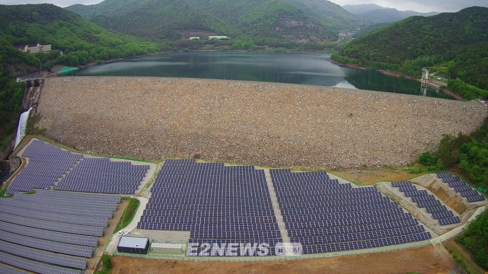 ▲한수원이 밀양 삼랑진양수에 건설한 2.7MW규모 태양광발전소