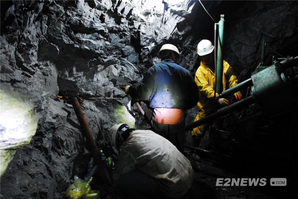 ▲석회석 광산에서 갱도 확장을 위한 발파작업이 진행되고 있다.