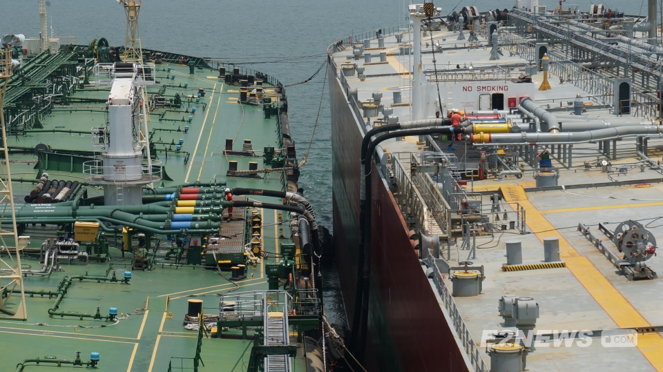 ▲SK트레이딩인터내셔널의 임차 선박(왼쪽)이 해상 블렌딩을 위한 중유를 다른 유조선에서 수급 받고 있다.
