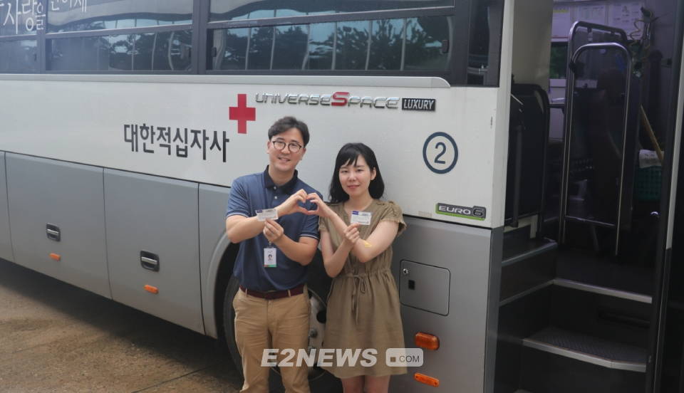 ▲서울에너지공사 직원들이 헌혈을 마친 후 헌혈증을 들어보이고 있다.
