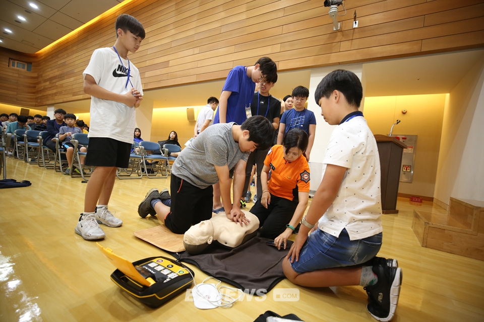 ▲가스안전 체험교실에 참여한 학생들이 심폐소생술을 실습해보고 있다.