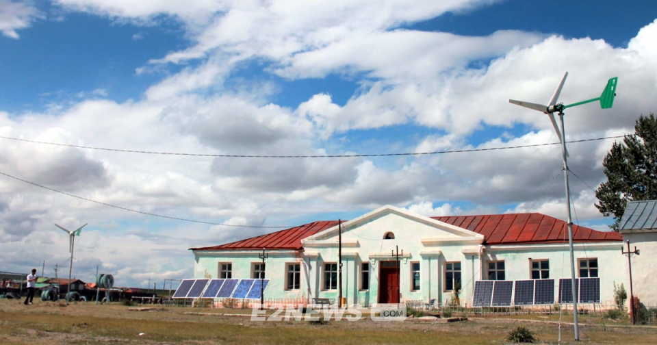 ▲에너지나눔과평화가 작년과 올해 3kW급 풍력·태양광 병합형 발전기를 지원하 몽골 어기노르 학교 전경. 아이들이 정전 걱정 없이 수업을 받을 수 있는 환경을 조성했다.