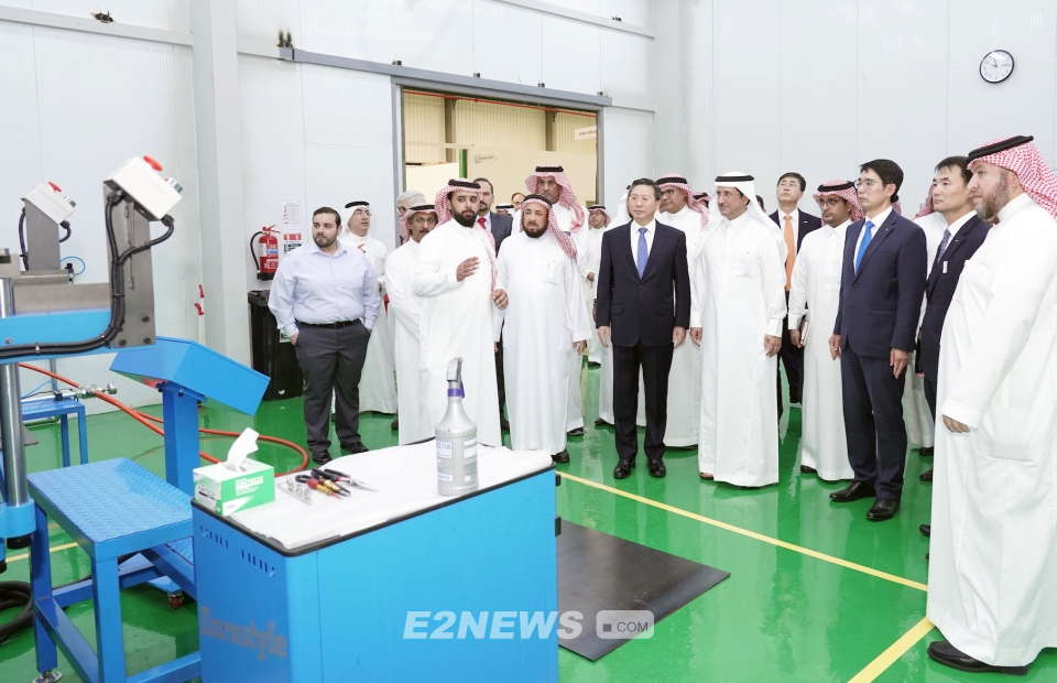 ▲기념식 참석자들이 사우디대한 공장 내부를 둘러보고 있다. 사우디대한은 GCC국가 최초의 고압(HV)급 전력기기 생산법인이다.