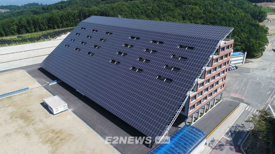 ▲KCC 중앙연구소에 설치된 도시형 지붕태양광.