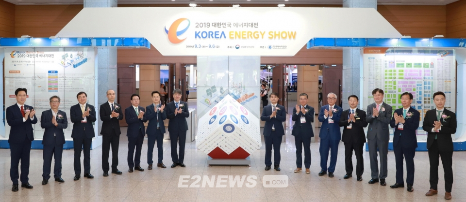 ▲2019 대한민국 에너지대전 개막식에서 주요 내빈들이 테이프 커팅을 진행하고 있다.