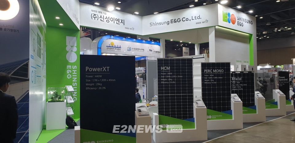 ▲에너지대전에 참여한 신성이엔지가 회사의 태양광 모듈 제품을 전시하고 있다.