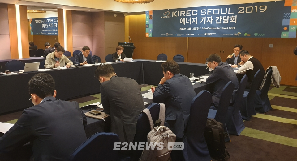 ▲한국에너지공단 신재생에너지센터에서 KIREC 2019에 관련한 설명을 진행하고 있다.
