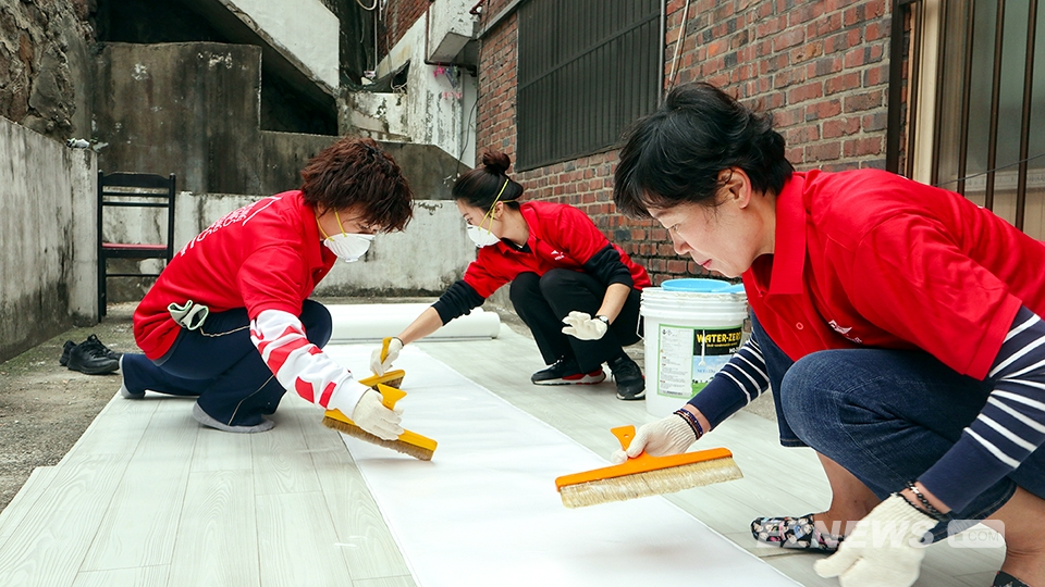 ▲서울 충정로에서 진행한 ‘희망의 집 고치기’ 봉사활동에 참여한 한국다우 임직원들이 도배 작업을 준비하고 있다.
