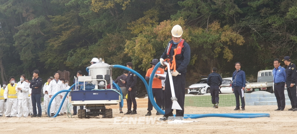 ▲해양환경공단 직원이 비치크리너로 해안에 부착된 기름을 수거하는 훈련을 하고 있다.