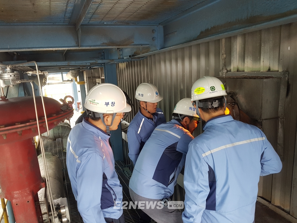 ▲중부발전 기술전문원과 전북집단에너지 관계자들이 보일러 연소 상태를 점검하고 있다.