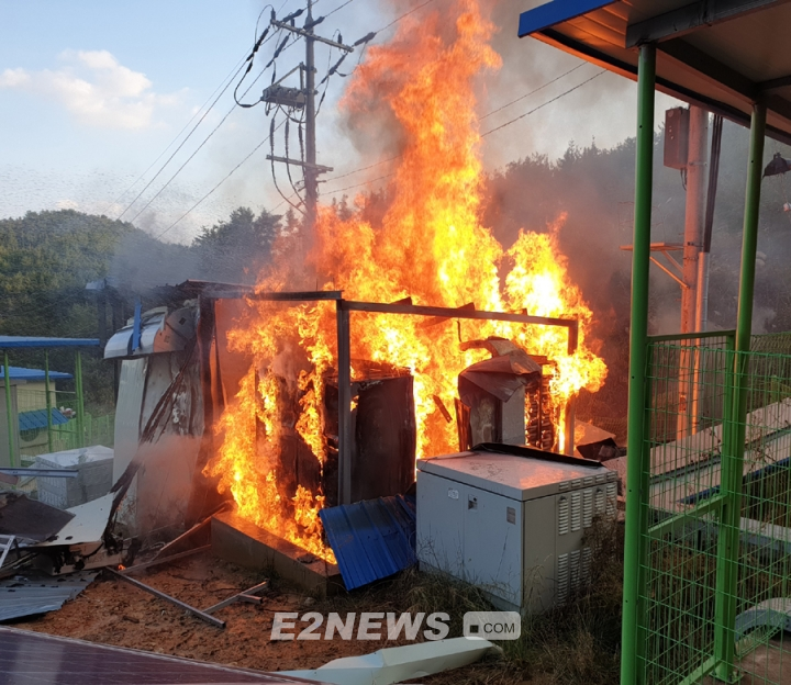 ▲전남 구례군에서 추가 발생한 ESS화재로 설비가 불타고 있다.