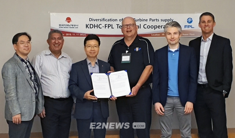▲김진홍 한난 안전기술본부장(왼쪽 3번째)이 미국 FPL사 관계자와 업무협약을 체결하고 있다.