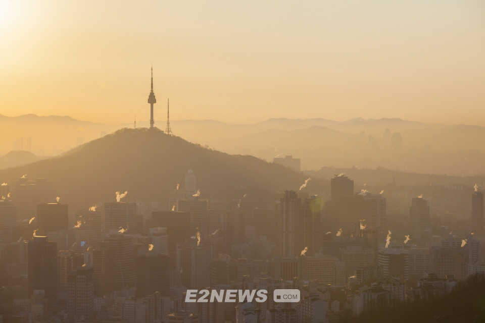 ▲남산타워를 비롯한 서울 하늘을 미세먼지가 뒤덮고 있다.