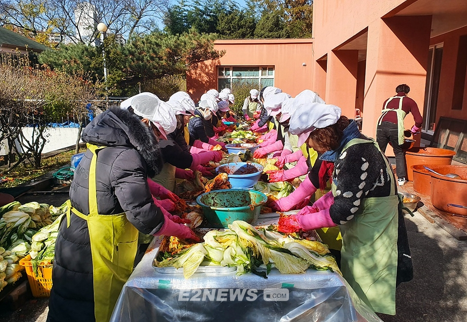 ▲삼천리그룹 임원부인회 회원들이 성 라자로 마을에서 한센인들이 먹을 김장을 담고 있다.