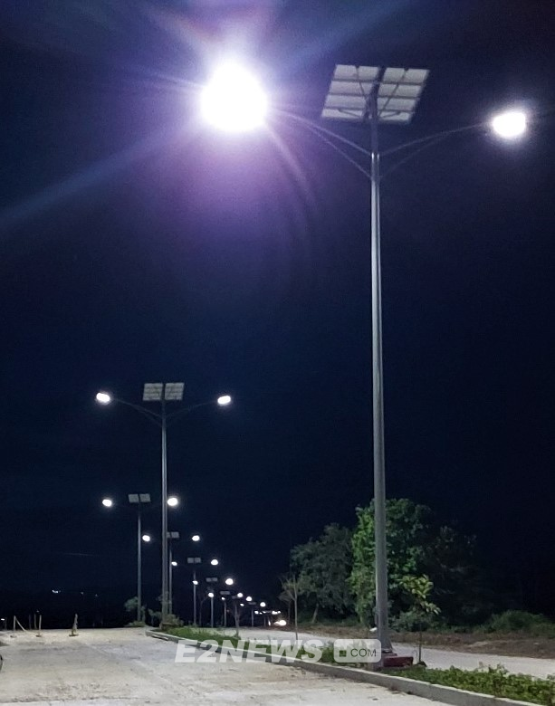 ▲이리언스가 필리핀 동남아시안 주경기장 입구에 설치한 태양광ESS 가로등