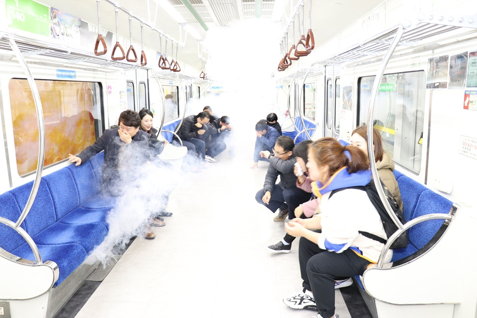 ▲대성에너지 직원들이 지하철 재난상황을 체험해보고 있다.