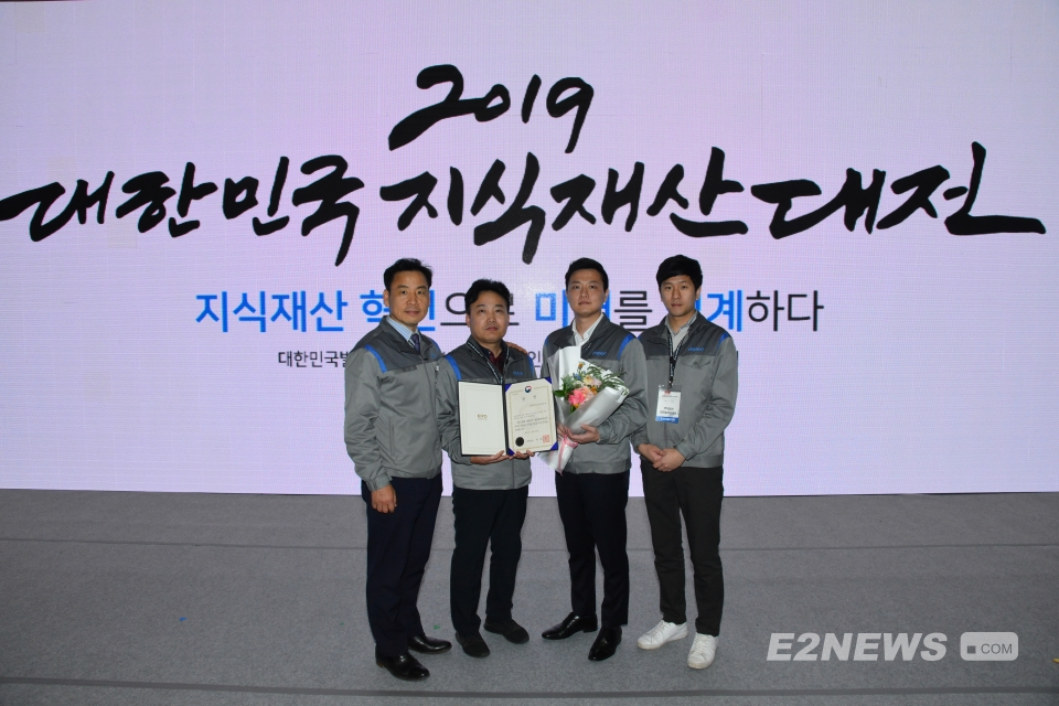 ▲(왼쪽부터) 정순호 박사, 김진석·오진영·정연욱 연구원이 특허청장상을 수상하고 기념촬영하고 있다.