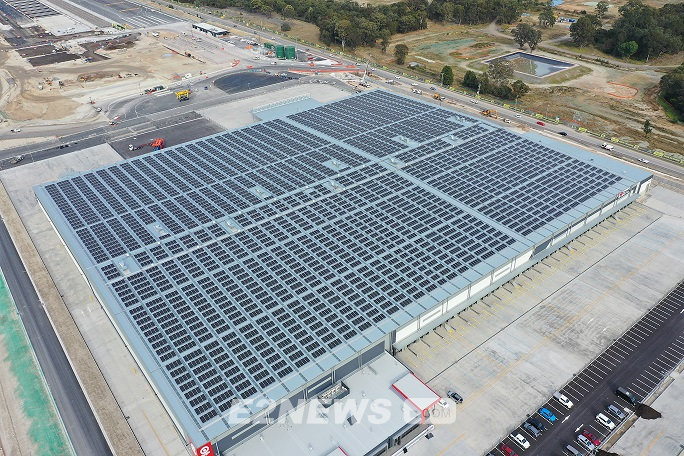 ▲LG전자가 공급한 태양광모듈이 호주 최대 물류센터 지붕에 설치돼 연간 4800MWh의 친환경전력을 생산할 예정이다. 사진은 시드니 모어뱅크 물류단지 전경. ⓒLG전자