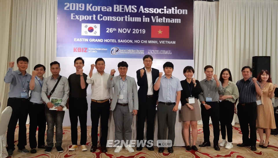 ▲BEMS협회가 개최한 베트남 에너지효율화 수출상담회에 참석한 양국 관계자들이 파이팅을 외치고 있다.