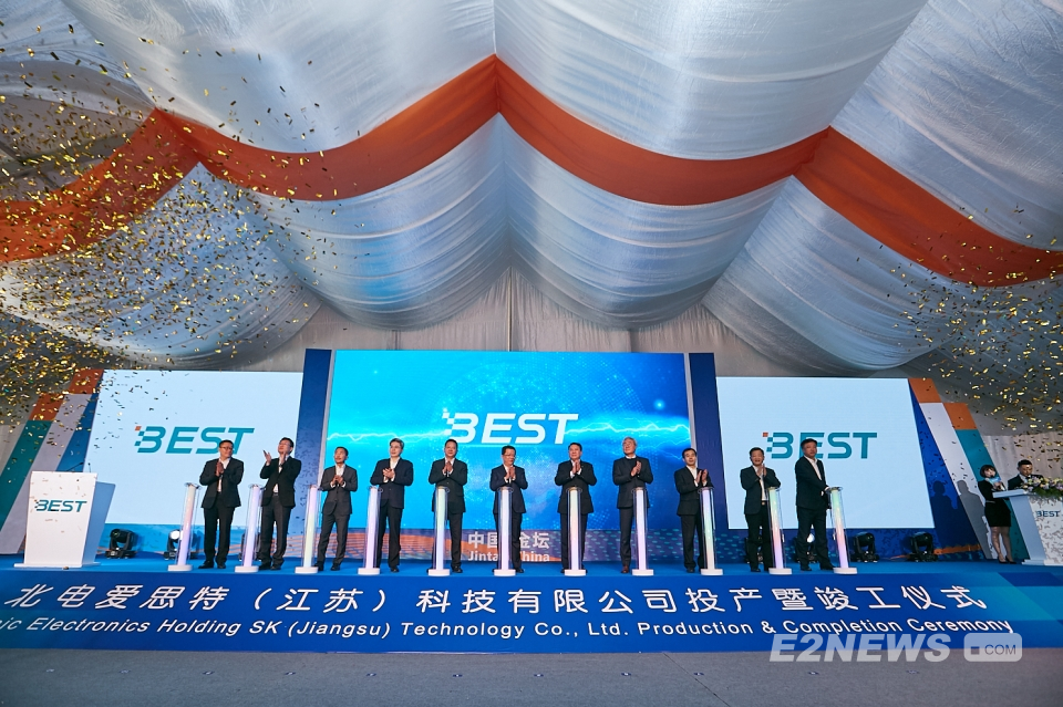 ▲김준 SK이노베이션 총괄사장(오른쪽 네번째) 및 관계자들이 배터리 셀 생산 공장 ‘BEST’ 준공식에서 준공을 축하하고 있다.