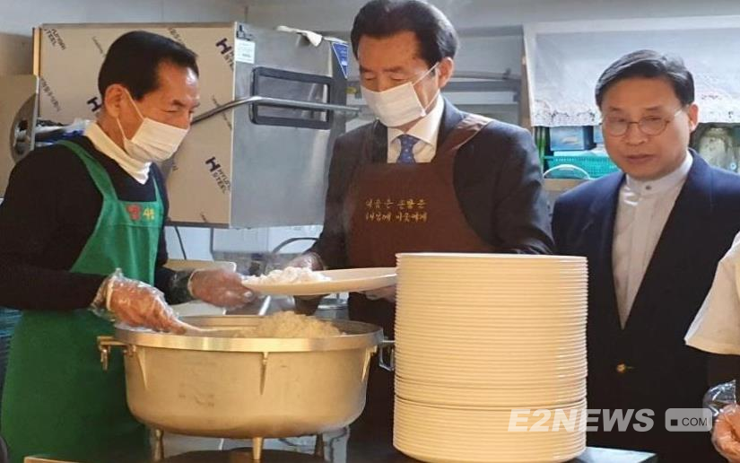 ▲‘해돋이 마을’에서 무료급식소 배식봉사를 하고 있는 김효석 석유협회 회장.