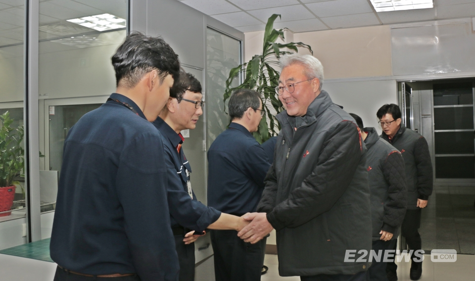 ▲SK인천석유화학을 방문한 김준 SK이노베이션 총괄사장(왼쪽 네 번째)이 현장 구성원들과 인사를 나누고 있다.