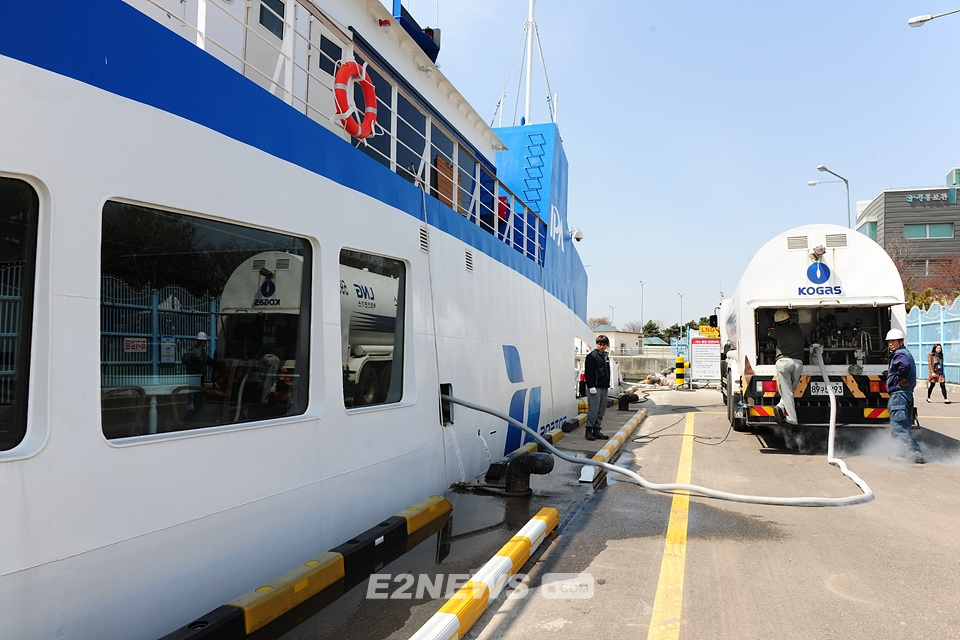 ▲한국가스공사 직원이 천연가스연료 선박에 LNG연료를 공급하고 있다.