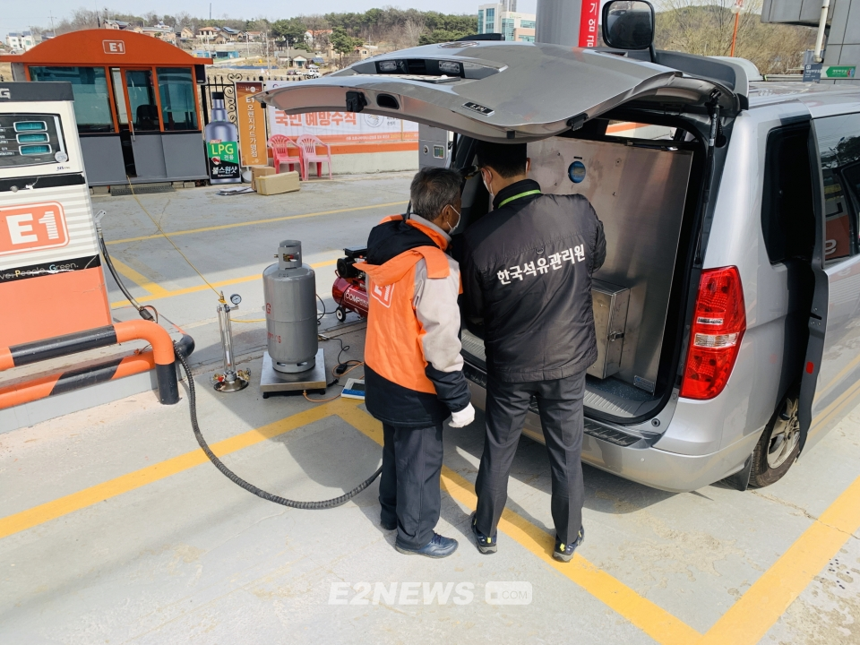 ▲한국석유관리원 검사팀 직원이 특수차량으로 LPG 충전기를 정량검사 하고 있다.