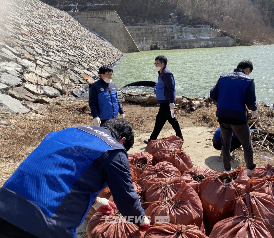 ▲한수원 한강수력본부 직원들이 도암댐에서 쓰레기를 수거하고 있다.
