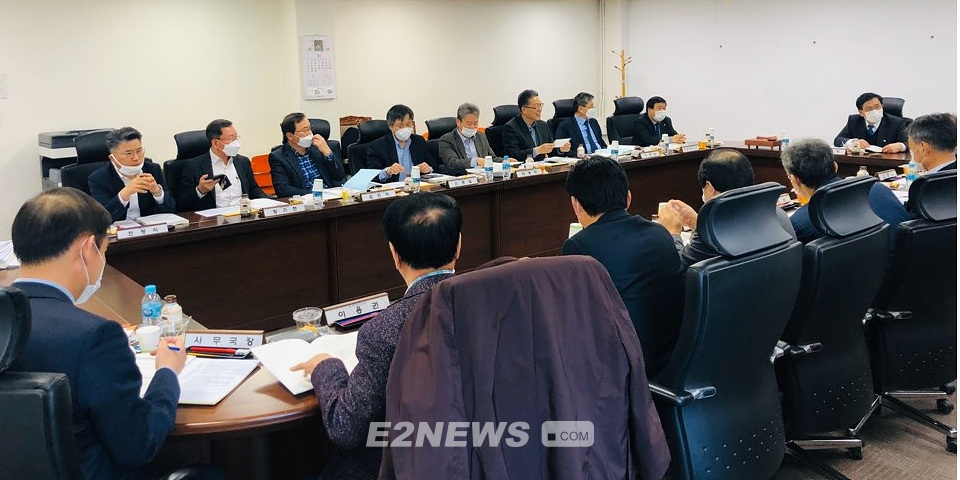 ▲가스기술기준위원회 위원들이 안건을 논의하고 있다.