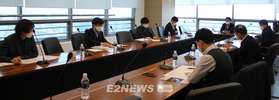 ▲한국정보기술연구원 임직원들이 코로나19 대응 회의를 하고 있다.