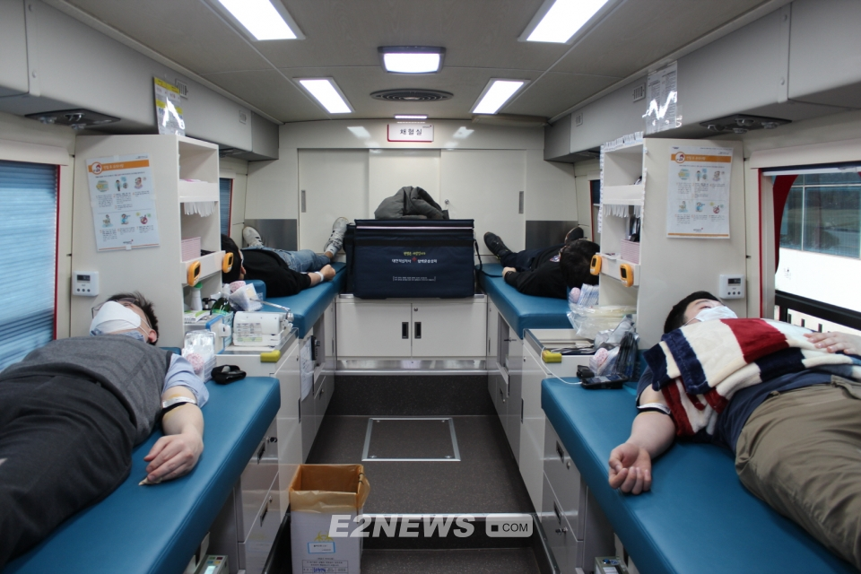 ▲LG화학 오창공장에서 직원들이 코로나19 극복 지원을 위한 릴레이 헌혈에 참여하고 있다.