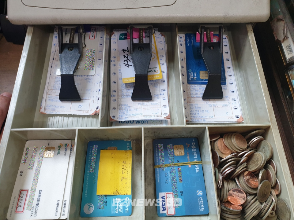 ▲한국석유관리원과 경기남부지방경찰청이 합동으로 단속한 주유소에서 발견된 화물차 유류구매카드.
