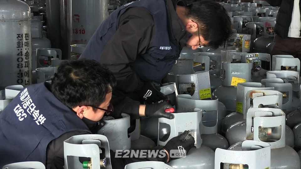 ▲한국가스안전공사 기동단속반원들이 LPG용기 이상유무를 세세히 점검하고 있다.