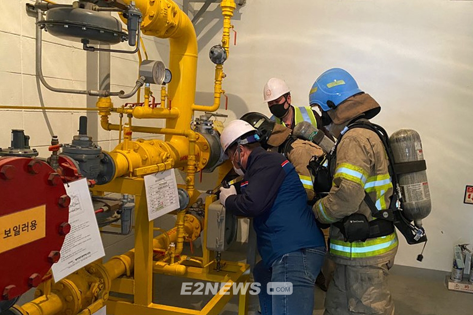 ▲예스코 안전관리자들이 가스가 누출된 상황에서 정압기를 차단하고 있다.