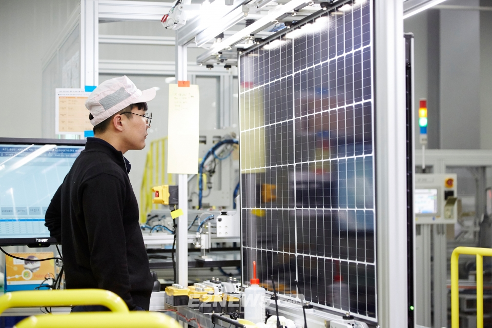 ▲한화큐셀 진천공장 직원이 태양광모듈 품질검사를 하고 있다.