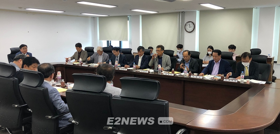 ▲가스기술기준위원회 위원들이 코드 개정안을 심의·의결하고 있다.