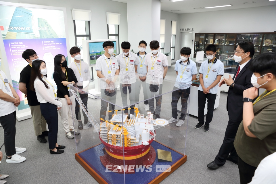 ▲울산지역 고등학생들이 한국석유공사의 직무체험형 인턴십 교육을 받고 있다.