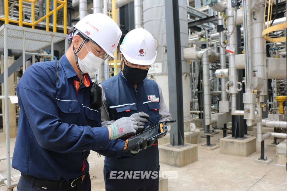 ▲e-permit 시스템을 사용해 안전점검 중인 SK인천석유화학 직원들.