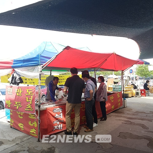 ▲산안센터 직원들이 생거진천전통시장에서 먹거리를 구매하고 있다.