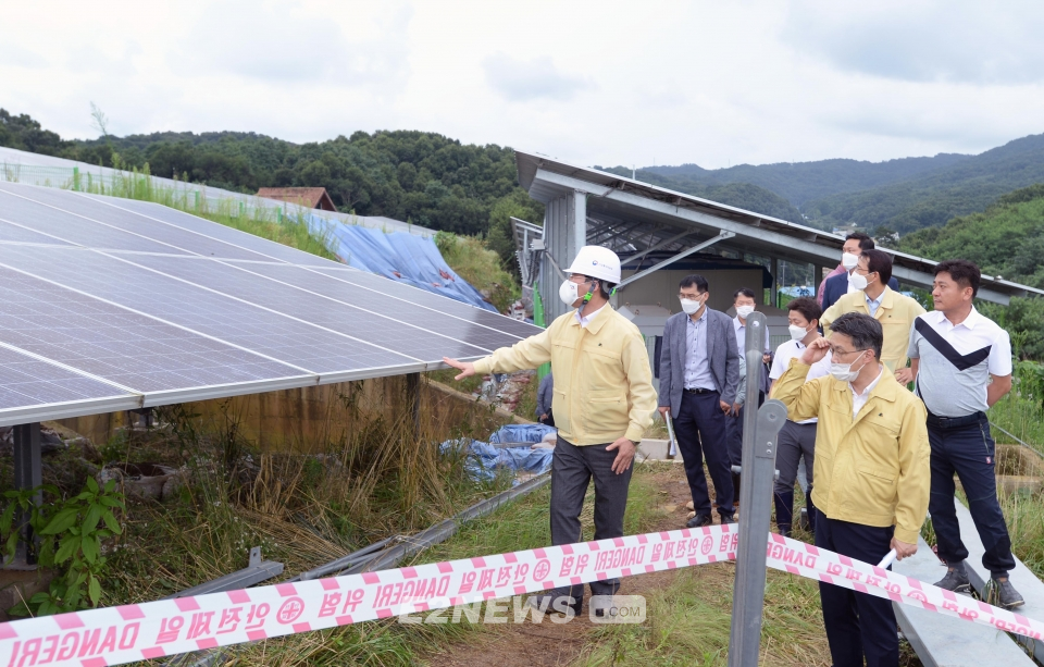 ▲성윤모 산업부 장관이 천안 드림천안에너지를 방문해 산지태양광을 점검하고 있다.