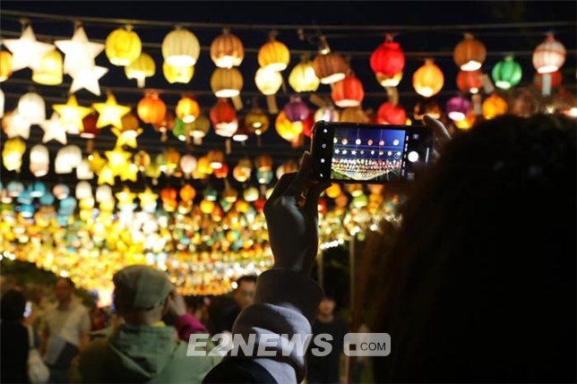 ▲지난해 개최된 원주한지문화제에서 참가자가 사진을 찍고 있다.(사진제공=원주한지개발원)